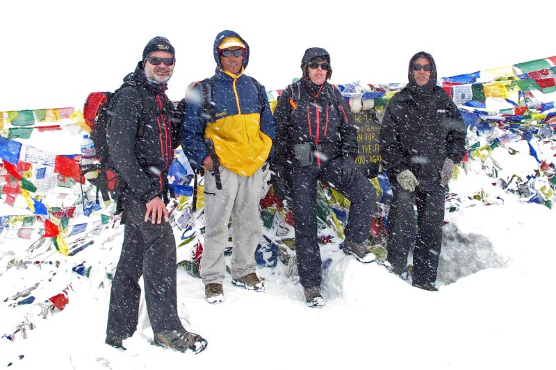 Im Schneegestber und bei schlechter Sicht  erreichen wir den Thorong La